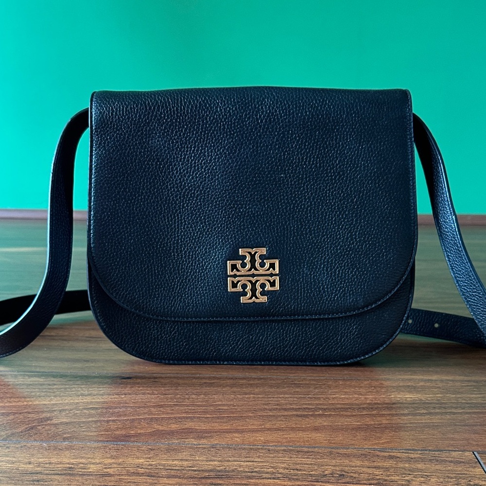 🟢🟢EUC Tory Burch Black Pebbled Leather Crossbody Bag with Gold Emblem🟢🟢